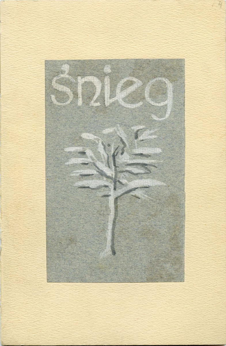 na kremowym papierze szary kartonik z odręcznym białym tytułem i rysunkiem ośnieżonego drzewa