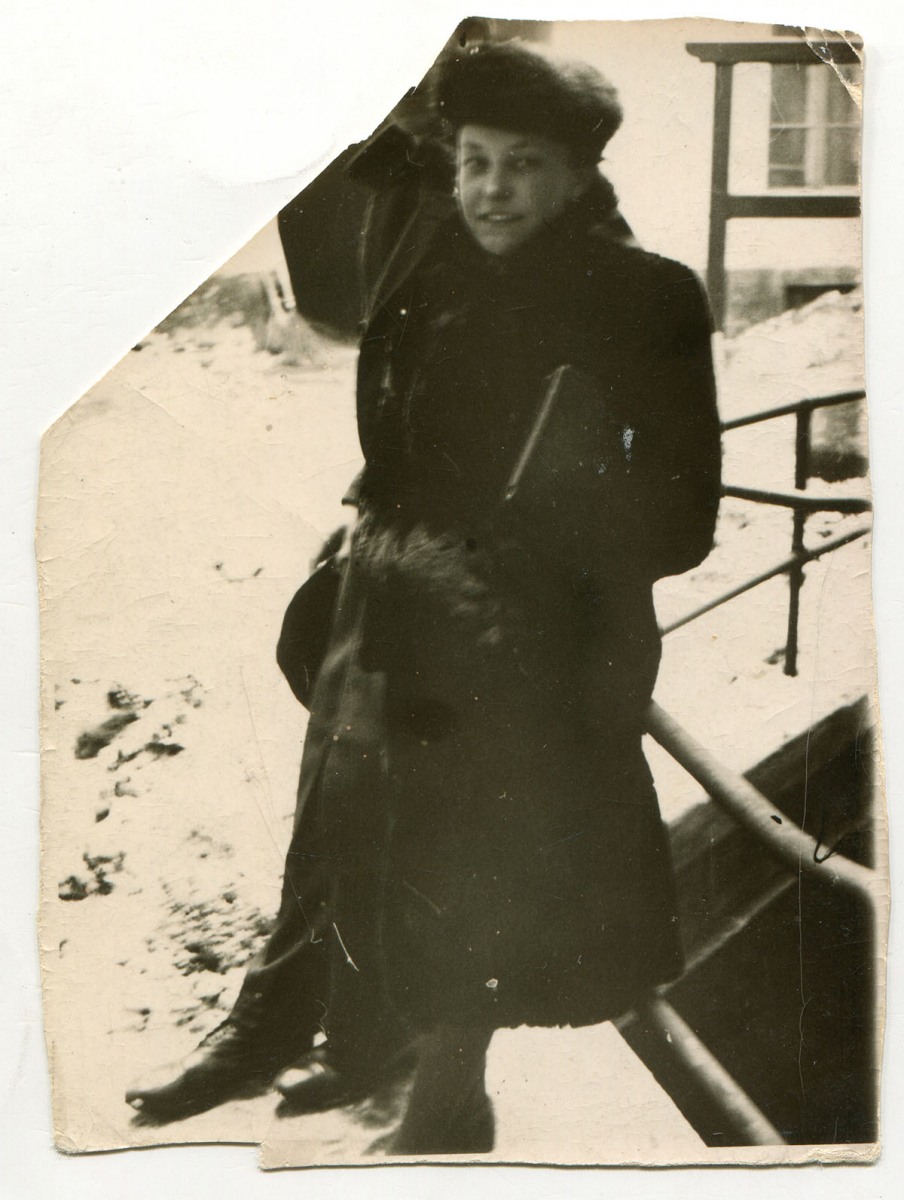 Kobieta około 21-22 lat, stojąca na zaśnieżonej ulicy, zasłaniająca stojącego obok niej mężczyznę