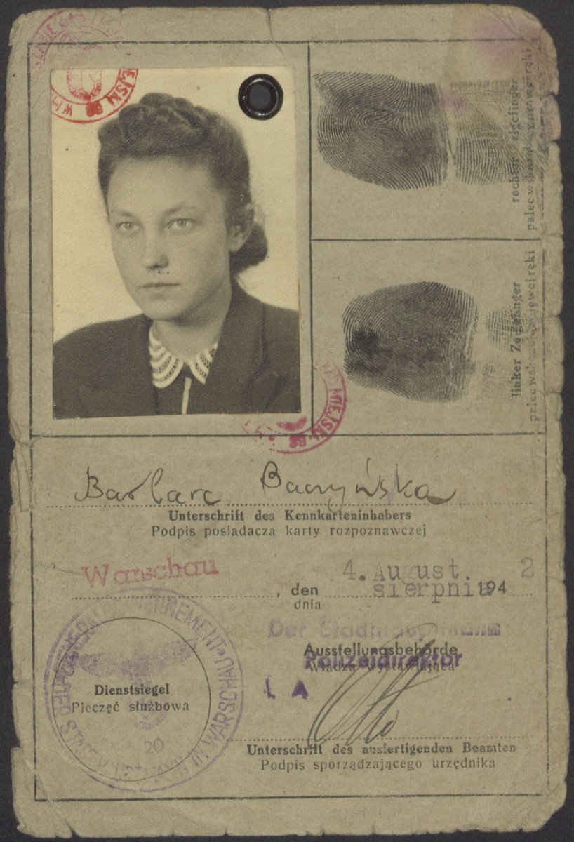 Strona niemieckiego dokumentu tożsamości; u góry zdjęcie młodej kobiety, obok jej odciski palcówk