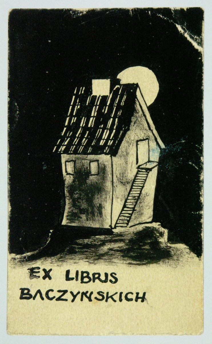 Samotny dom o wysokich schodach, zza dachu widać księżyc w pełni. Podpis „EX LIBRIS BACZYŃSKICH”
