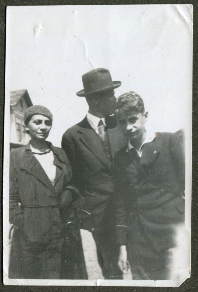 Krzyś z rodzicami, Stefanią i Stanisławem Baczyńskimi (jedyne znane wspólne zdjęcie), ok. 1937