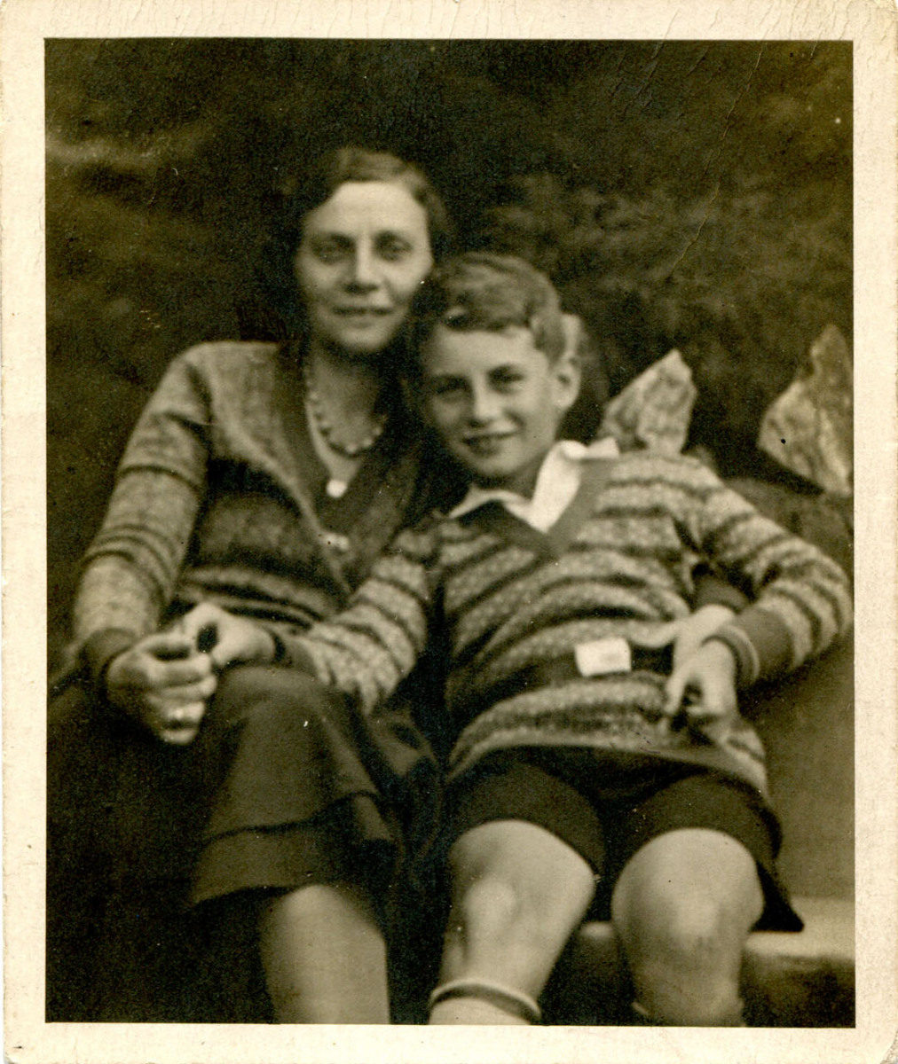 Kobieta, obejmująca siedzącego obok chłopca około 10 lat. Stykają się głowami, trzymają za ręce