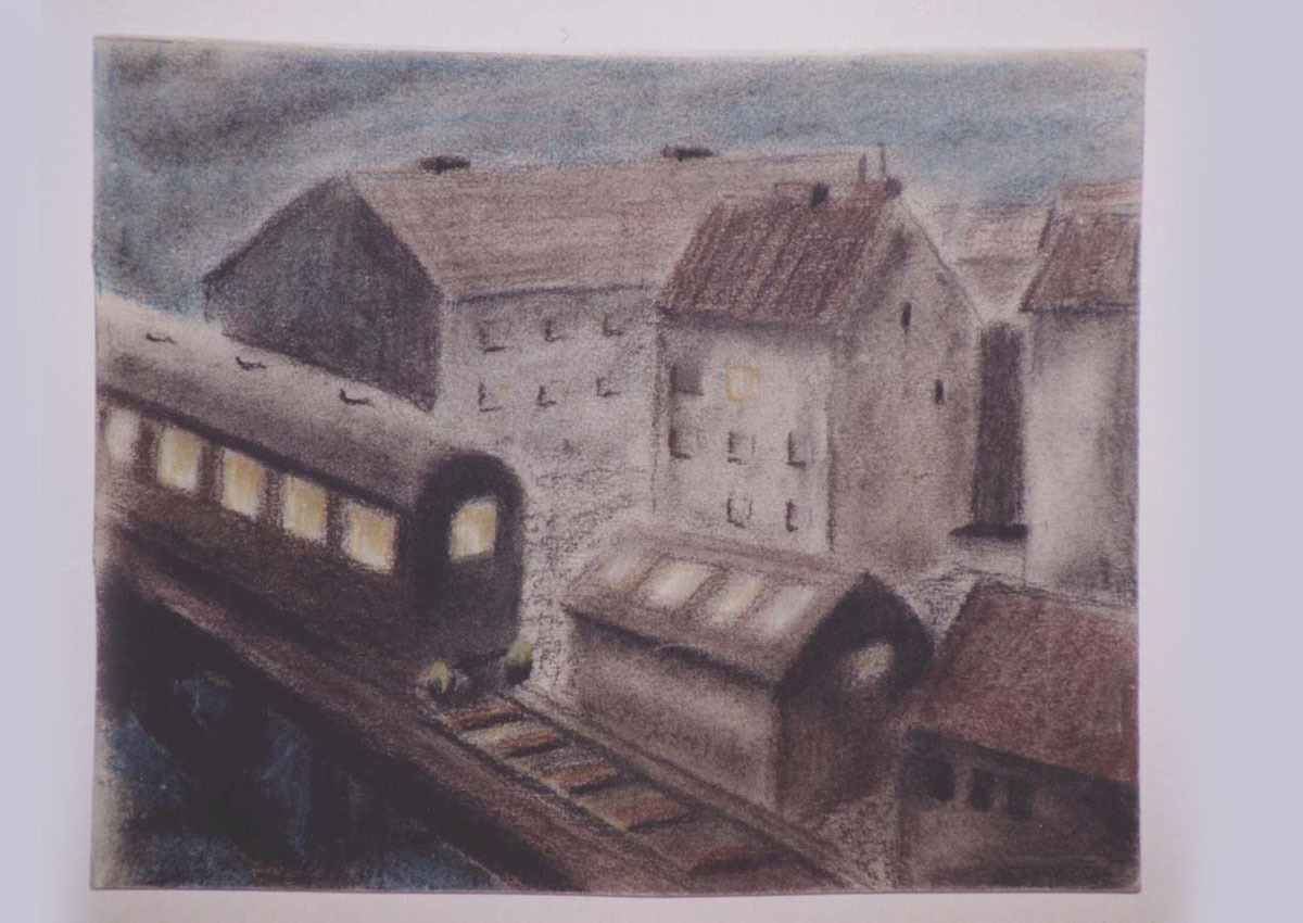 Pociąg, jadący drewnianym mostem, przecinającym po skosie dolną część obrazu, w tle szare budynki