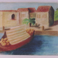 Duża łódź, załadowana owocami, cumująca przy ulicy z czterema domami, między którymi rośnie palma