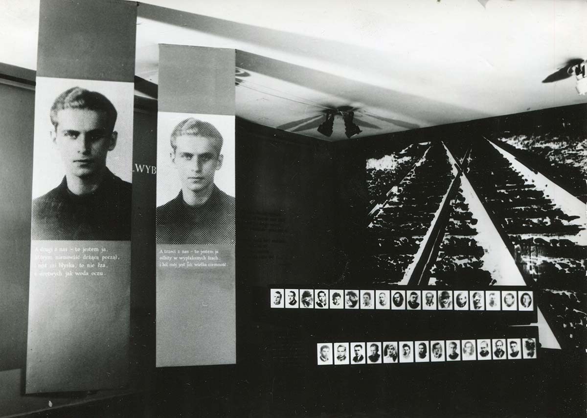 Wnętrze pustej sali wystawowej z dwoma dużymi portretami Baczyńskiego i innymi zdjęciami