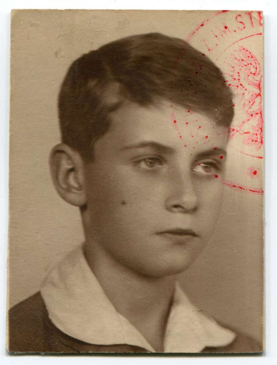 Popiersie ¾ w prawo chłopca około 12 lat, u góry fragment czerwonego okrągłego stempla z orłem