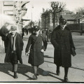 3 chłopców, idących ulicą w mundurkach szkolnych. Dwaj z lewej około 12 lat, trzeci wyższy i starszy