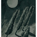 Mężczyzna w pelerynie i kapeluszu na drodze, na którą pada cień 3 drzew. Na niebie księżyc w pełni