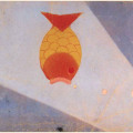 Żółto-czerwona ryba skierowana łbem do dołu, obok bąbelki. Tło podzielone na trzy