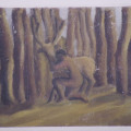 Ukazana tyłem, naga postać, klęcząca i obejmująca rękoma szyję stojącego jelenia, dookoła las